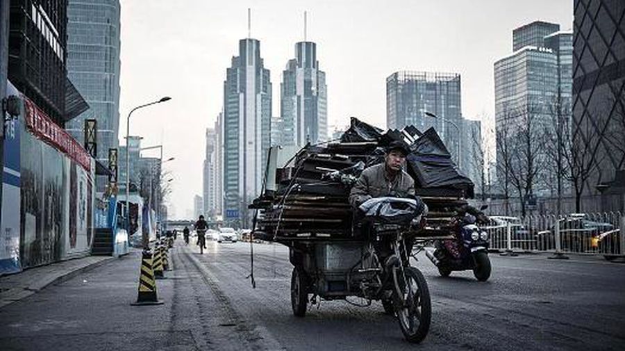 China mengimpor sekitar 47 juta ton limbah di tahun 2015.