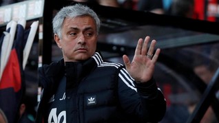 FOTO: Man United Menang 2-0, Pogba Tak Acuhkan Mourinho