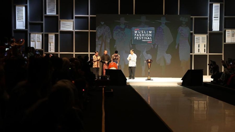Hari ini agenda Presiden RI membuka dua acara festival besar di Jakarta IIMS 2018 dan Muslim Fashion Festival Indonesia.