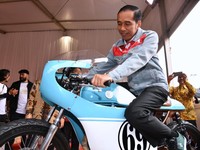 Sneakers Jokowi vs Oxford Prabowo di Kampanye Pilpres RI