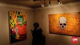 Pameran ini menampilkan 40 karya seni lukis, fotografi dan instalasi dari empat perupa Mike Marjinal, Refi Mascot, Bob Marjinal, Amien Kamil, dan dikuratori Tommy F Awuy. (dok. CNN Indonesia/Adhi Wicaksono)
