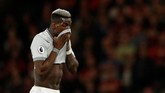 Paul Pogba menuju pinggir lapangan saat ditarik ke luar oleh Jose Mourinho pada menit ke-80. Pogba tampil cukup impresif pada laga tersebut. (Reuters/John Sibley)