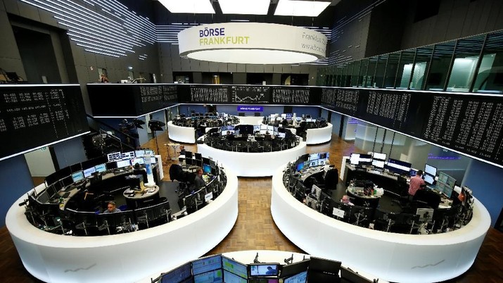 Traders work at Frankfurt's stock exchange in Frankfurt, Germany, April 6, 2018. REUTERS/Ralph Orlowski