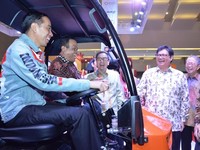 Gaya Jokowi Buka Pameran, Dari Jaket Dilan Sampai Sarungan