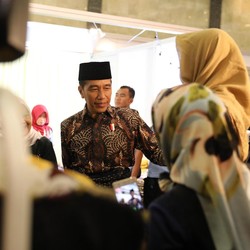 Datang ke Muffest, Jokowi Pakai Batik & Sarung Tenun