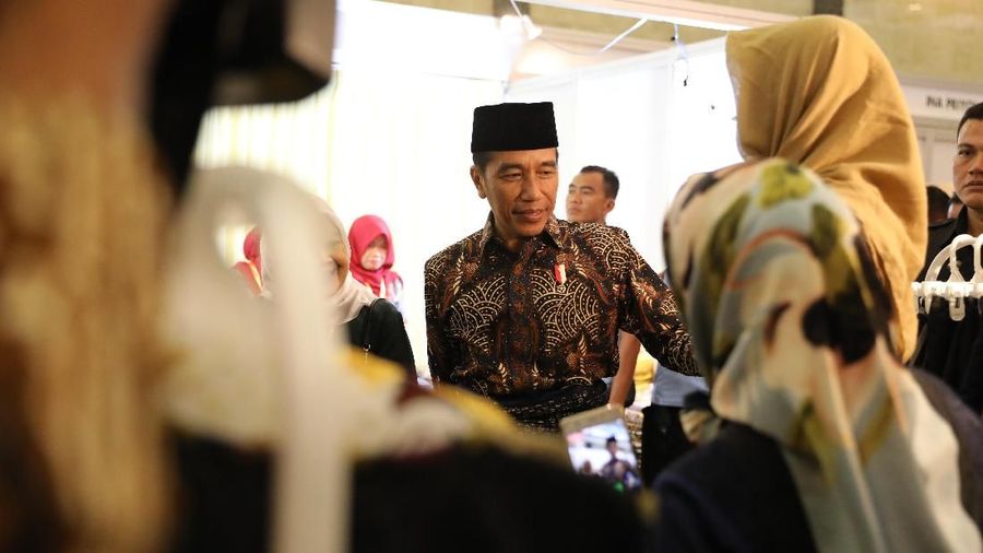 Hari ini agenda Presiden RI membuka dua acara festival besar di Jakarta IIMS 2018 dan Muslim Fashion Festival Indonesia.
