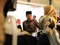 Datang ke Muffest, Jokowi Pakai Batik & Sarung Tenun
