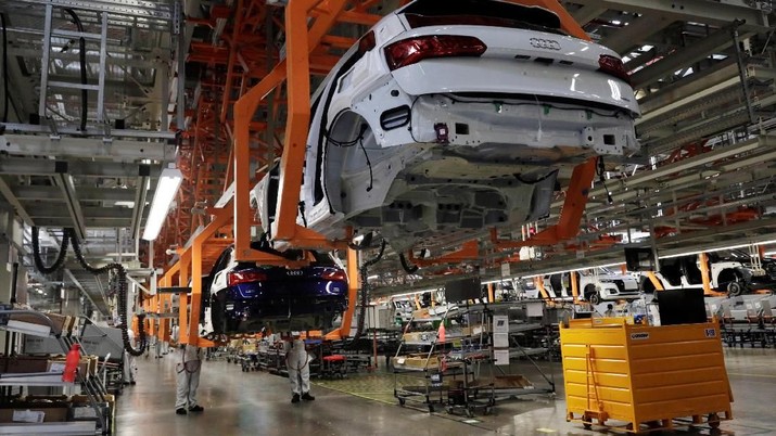 Audi Q5 parts are seen on a assembly line of the German car manufacturer's plant during a media tour in San Jose Chilapa, Mexico April 19, 2018. REUTERS/Henry Romero