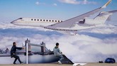 Para pekerja memasang poster pameran Bombardier Global 700 di Pusat Konferensi dan Ekshibisi Bisnis Penerbangan Asia (ABACE) di bandara internasional Hongqiao di Shanghai, China. (REUTERS/Aly Song)