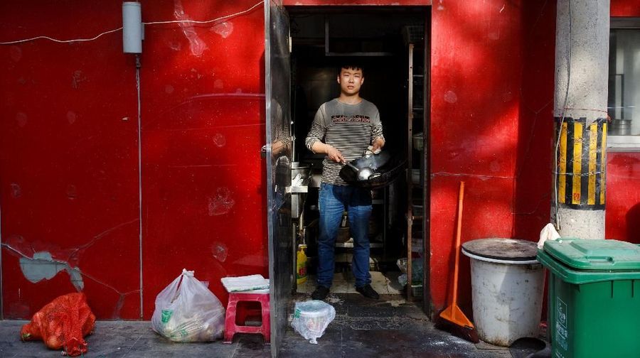 China melaporkan penurunan investasi dan lesunya penjualan ritel di April ini. Ditambah lagi dengan adanya laporan penurunan penjualan rumah.