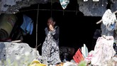 Sebagian warga lain hanya bisa terperangah melihat tentara mengangkat sisa potongan tubuh korban perang yang menewaskan 1.200 orang tersebut. (Reuters/Erik De Castro)
