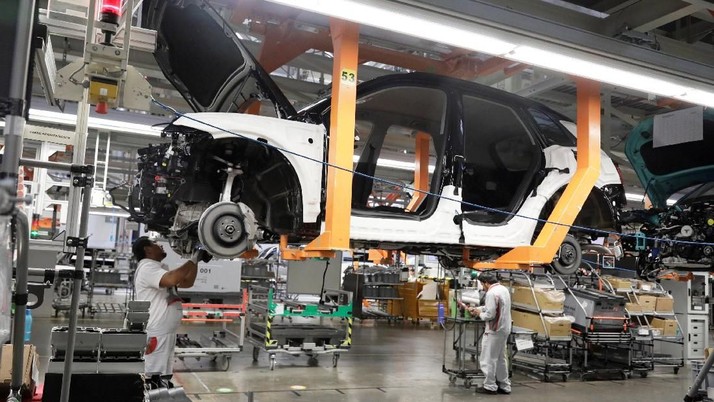 Audi Q5 parts are seen on a assembly line of the German car manufacturer's plant during a media tour in San Jose Chilapa, Mexico April 19, 2018. REUTERS/Henry Romero