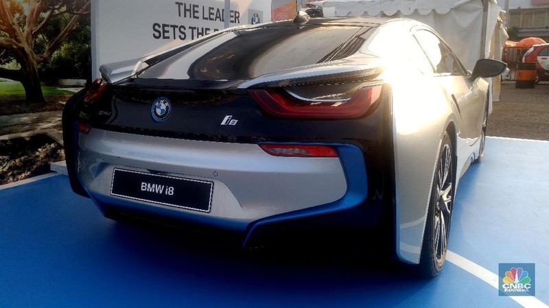 Dua pabrikan mobil premium asal Jerman, BMW dan Mercedes Benz saat memasarkan kendaraan listrik di ajang Indonesia International Motor Show (IIMS 2018)
