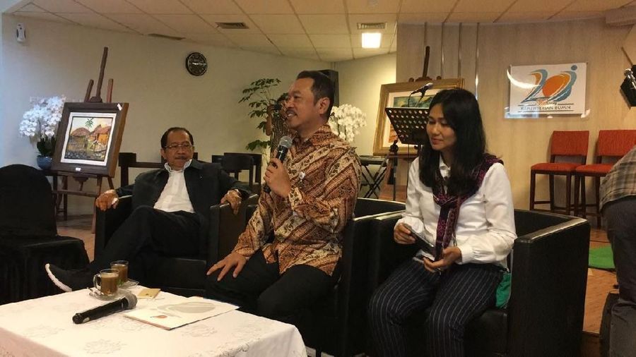 Kementerian BUMN memutuskan untuk mencopot Elia Massa Manik sebagai Direktur Utama PT Pertamina dengan alasan untuk memperbaiki kinerja perusahaan
