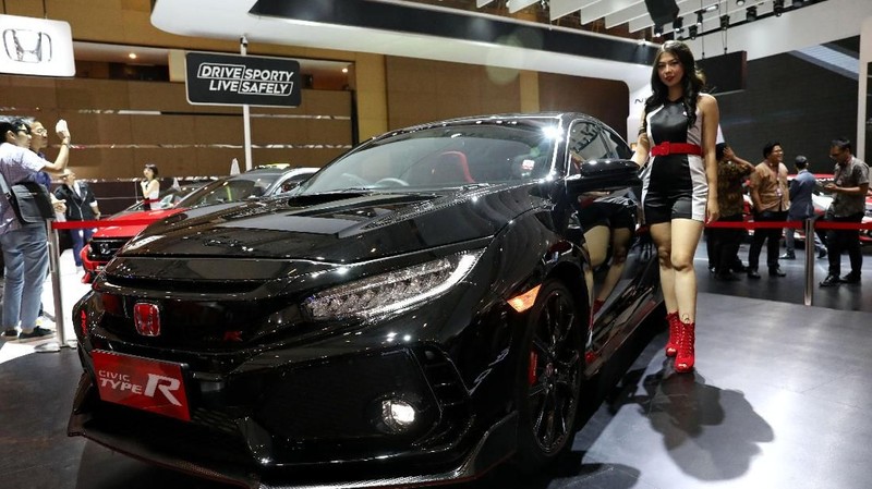 SPG merupakan elemen yang melekat pada pameran mobil yang bertujuan untuk memperkenalkan produk mereka