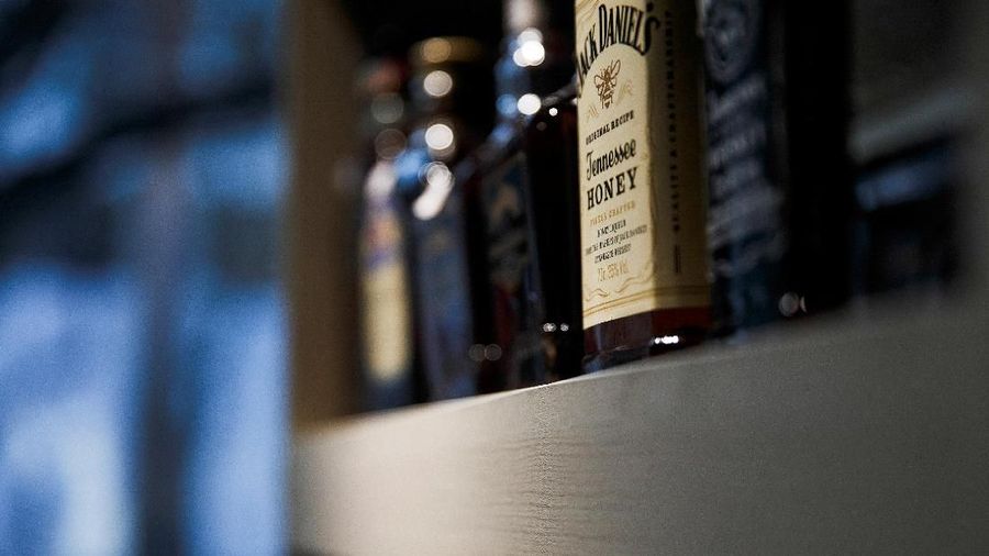 Sebotol wiski Tennessee Jack Daniel terlihat di rak di toko anggur dan minuman mewah Vin Place di Beijing, China 10 April 2018. Xie Guoqiang, yang menjalankan Vin Place, mengatakan dalam sebuah wawancara bahwa tarif akan berdampak kecil pada bisnis, karena toko kebanyakan mengimpor anggur dan minuman keras dari Prancis, Chili, Austria, dan Argentina. REUTERS / Damir Sagolj