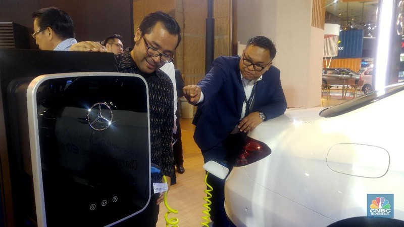 Dua pabrikan mobil premium asal Jerman, BMW dan Mercedes Benz saat memasarkan kendaraan listrik di ajang Indonesia International Motor Show (IIMS 2018)
