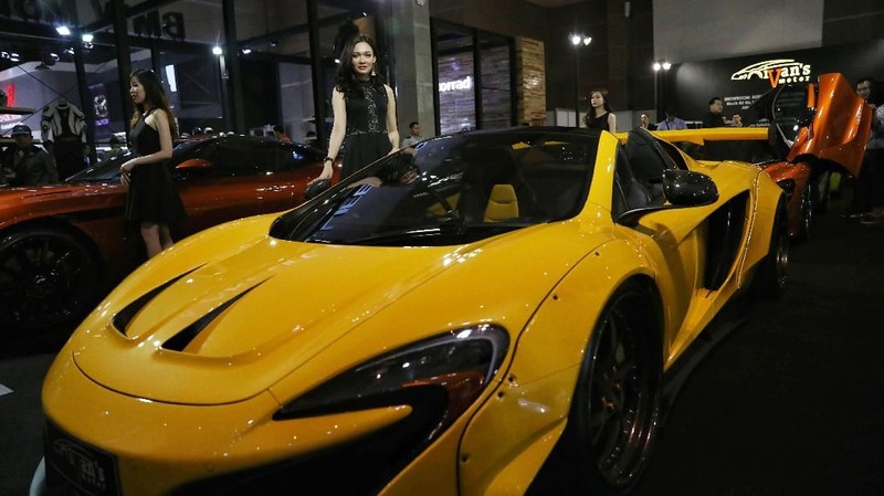 SPG merupakan elemen yang melekat pada pameran mobil yang bertujuan untuk memperkenalkan produk mereka