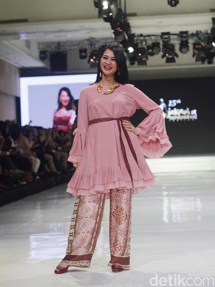 Jenahara Tampilkan Wanita Tuna Rungu Berprestasi Saat Fashion Show Jenahara Tampilkan Wanita Tuna Rungu Berprestasi Saat Fashion Show