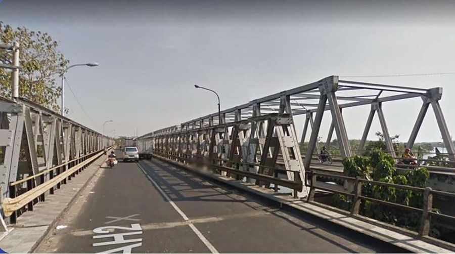 Menteri PUPR Basuki Hadimuljono menargetkan perbaikan Jembatan Cincin Lama yang runtuh rampung sebelum mudik Lebaran 2018.