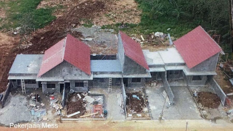 Pengembangan kawasan PLBN Skouw juga didukung oleh pembangunan Jembatan Holtekamp yang akan mempercepat waktu temouh dari Kota Jayapura ke perbatasan.