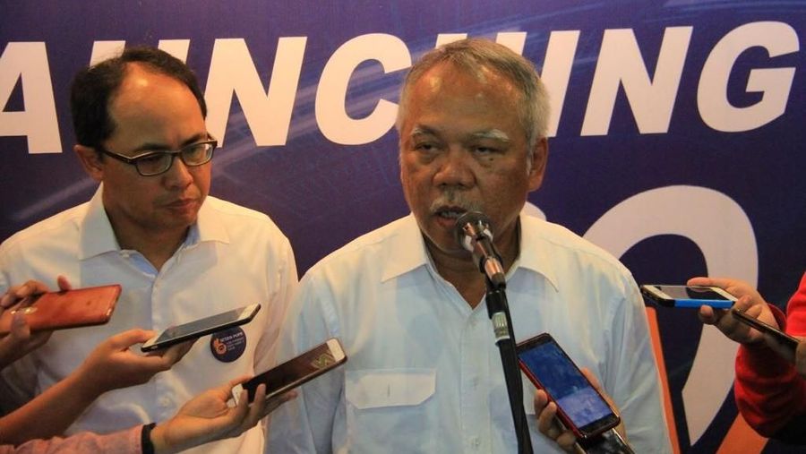 Menteri PUPR Basuki Hadimuljono menargetkan perbaikan Jembatan Cincin Lama yang runtuh rampung sebelum mudik Lebaran 2018.