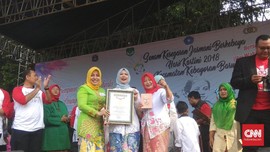 Pandu Ribuan Orang Senam Kebaya, Istri Sandi Masuk Rekor MURI