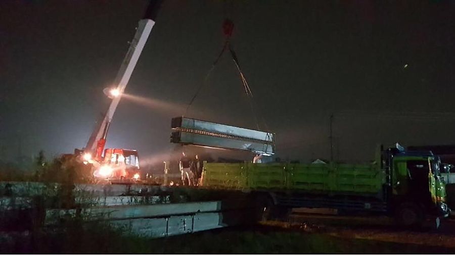 Menteri PUPR Basuki Hadimuljono menargetkan perbaikan Jembatan Cincin Lama yang runtuh rampung sebelum mudik Lebaran 2018.
