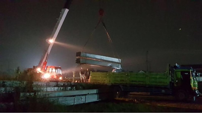 Menteri PUPR Basuki Hadimuljono menargetkan perbaikan Jembatan Cincin Lama yang runtuh rampung sebelum mudik Lebaran 2018.