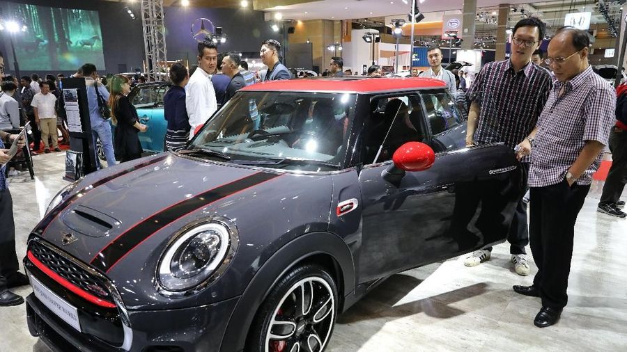 Jenis mobil dengan harga kelas menengah hingga mahal, mobil keluarga sampai supercar ikut meramaikan gelaran ini.
