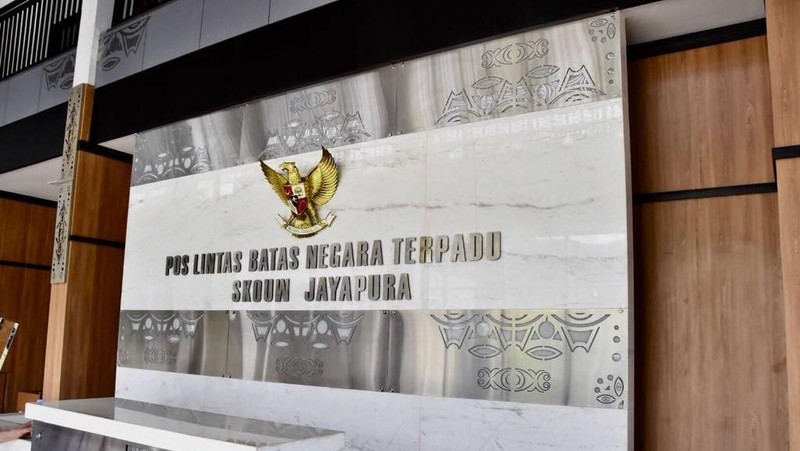 Pengembangan kawasan PLBN Skouw juga didukung oleh pembangunan Jembatan Holtekamp yang akan mempercepat waktu temouh dari Kota Jayapura ke perbatasan.