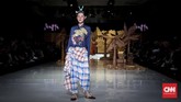Dengan eksplorasinya luas, Happa menghadirkan sentuhan kain Makassar yang kaya warna, serta motif yang mencolok mata. Beberapa potongan busana tampil 'memanjakan' mata terutama dari permainan warna dan motifnya. (CNNIndonesia/Safir Makki)