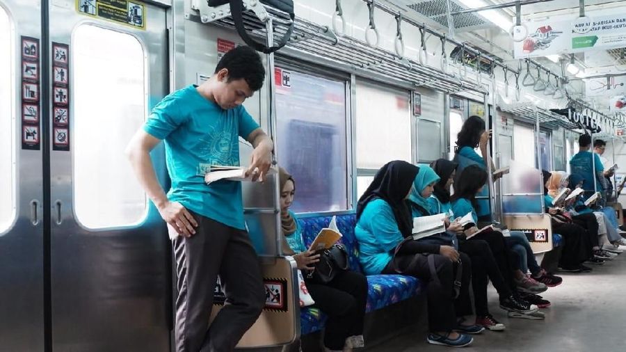 PT Kereta Commuter Indonesia menggelar aksi 'keREADta' pada Minggu (22/4/2018), dalam rangka memperingati Hari Buku Sedunia.