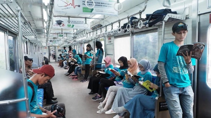 PT Kereta Commuter Indonesia menggelar aksi 'keREADta' pada Minggu (22/4/2018), dalam rangka memperingati Hari Buku Sedunia.