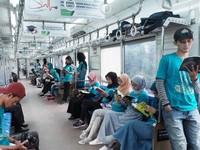 FOTO: Penumpang KRL Serentak Baca Buku, Ada Apa?