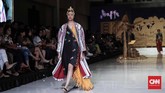 Sementara, tiga tarian lainnya yang juga menginspirasi koleksi Happa kali ini adalah tari Pajoge dari Bugis, tari Pa'gellu dari Toraja dan tari Pa'tuddu dari Mandar. Setiap tarian mengusung warna-warna cerah, seperti oranye, kuning, tosca, dan biru. (CNNIndonesia/Safir Makki)