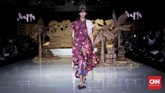 Terinspirasi dari tarian empat suku di Makassar, Mel Ahyar dan Andien yang menggawangi label Happa mengeluarkan koleksi busana penuh warna di pekan mode Jakarta Fashion & Food Festival (JFFF) 2018 yang berlangsung di Harris Hotel Kelapa Gading, Jakarta, Minggu (22/4). (CNNIndonesia/Safir Makki)