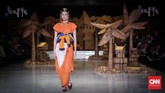 Salah satu di antara warna yang mencolok mata itu yakni oranye yang dipadu dengan detail putih dan hitam. Sentuhan modernisme dalam peragaan kali ini memberi kebaruan tersendiri. (CNNIndonesia/Safir Makki)
