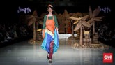 Keberagaman suku di Makassar dan kekayaan di masing-masingnya ditampilkan juga lewat pemilihan warna busana. Koleksi 'Tapak Rentak' seperti namanya, ingin menghadirkan gerak langkah yang menapak serentak dengan menggali potensi kain tradisi Indonesia. (CNNIndonesia/Safir Makki)