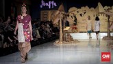Bertajuk 'Tapak Rentak', koleksi busana yang menggabungkan tradisi dan potongan modern itu terinspirasi dari tarian Suku Bugis, Makassar, Mandar dan Toraja. Selain menggunakan kain khas setempat, Mel dan Andien menambahkan motif cetak serta potongan 'tak biasa' yang membuatnya mencolok. (CNNIndonesia/Safir Makki)
