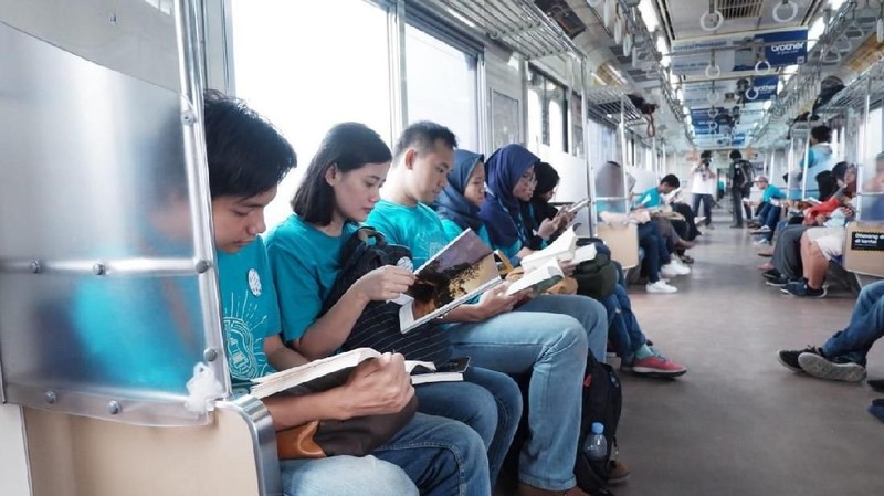 PT Kereta Commuter Indonesia menggelar aksi 'keREADta' pada Minggu (22/4/2018), dalam rangka memperingati Hari Buku Sedunia.