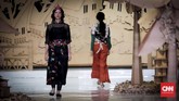 Seperti individu dengan tiap karakternya, setiap tarian yang menginspirasi koleksi ini disebutkan juga punya filosofi sendiri. Tari Pakarena dari Makasssar misalnya, menampilkan karakter perempuan gowa yang sopan, lembut dan patuh. (CNNIndonesia/Safir Makki)