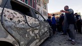 Melalui rekaman suara yang disebar melalui aplikasi Telegram, ISIS mengatakan bahwa serangan itu menarget orang Syiah di luar kantor itu. (Reuters/Omar Sobhani)