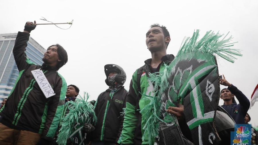Kemenhub masih membicarakan tarif ojek online. Rencana aturan tarif online akan terbit Senin pekan depan dan dievaluasi 3 bulan sekali.
