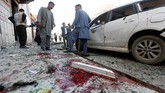 Afghanistan terguncang ketika sebuah bom bunuh diri meledak di kantor registrasi pemilih di Kabul pada Minggu (22/4), merenggut 57 nyawa dan melukai 100 orang lainnya. (Reuters/Omar Sobhani)