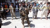 Menteri Dalam Negeri Afghanistan, Najib Danish, mengatakan bahwa pengebom berjalan kaki kemudian meledakkan dirinya di depan gerbang kantor tersebut pada pukul 10.00 pagi waktu setempat. (Reuters/Omar Sobhani)