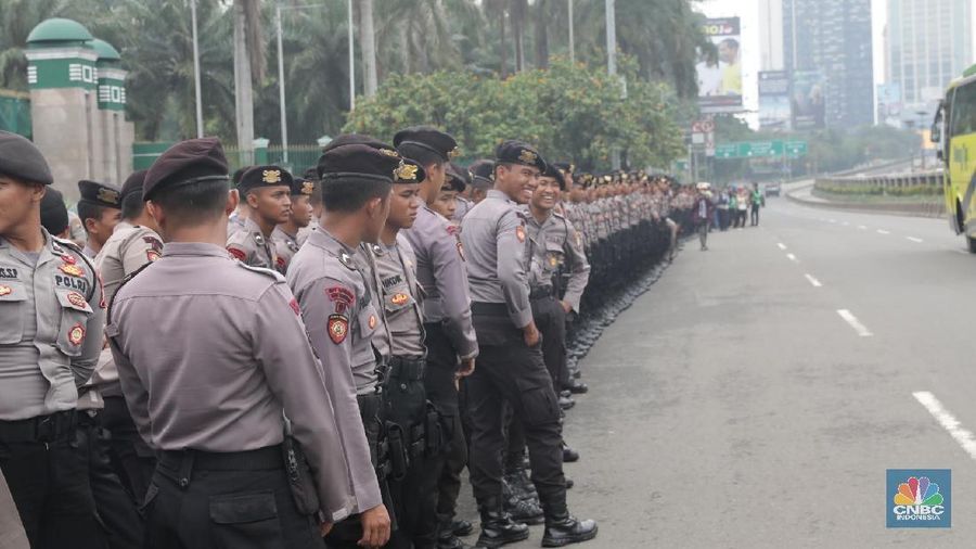 Sebanyak tujuh ribu personel diterjunkan untuk mengawal demo ojek online yang berlangsung di depan Gedung DPR.