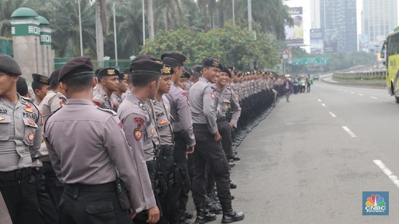 Sebanyak tujuh ribu personel diterjunkan untuk mengawal demo ojek online yang berlangsung di depan Gedung DPR.