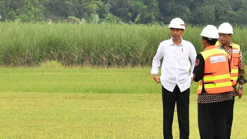 Dengan adanya bandara yang mampu mendukung mobilitas orang dan barang nantinya dapat semakin meningkatkan perindustrian di kawasan tersebut.