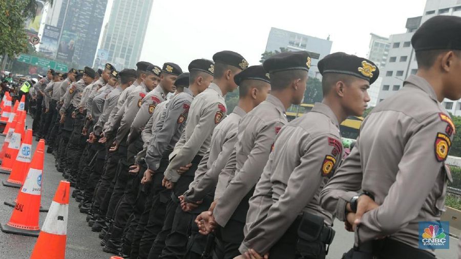 Jokowi baru saja meneken perpres untuk hak keluangan Komisi Kepolisian RI, paling besar sebanyak Rp 25 juta sebulan